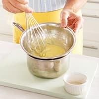 /content/dam/empire/sobeys/assets/articles/how-to/hollandaise-step-2.jpg