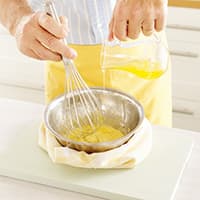 /content/dam/empire/sobeys/assets/articles/how-to/hollandaise-step-3.jpg