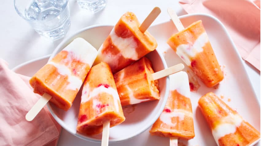 /content/dam/empire/sobeys/assets/articles/compliments/03-complimentswebsite-summer-article-3ways-smoothiepopsicles-.jpg