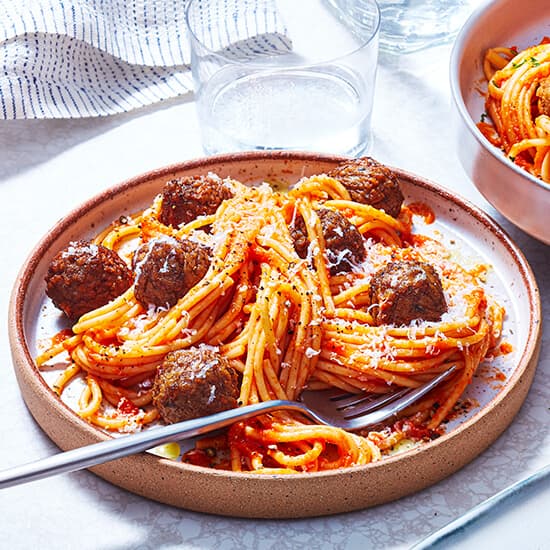 /content/dam/empire/sobeys/assets/articles/compliments/2-White-bowls_filled_with-spaghetti-noodles-plant-based-meatballs-and-tomato-sauce-1.jpeg