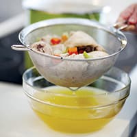 /content/dam/empire/sobeys/assets/articles/how-to/how-to-make-chicken-stock-step-3.jpg