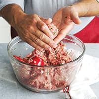 /content/dam/empire/sobeys/assets/articles/how-to/how-to-make-meatballs-step-3.jpg