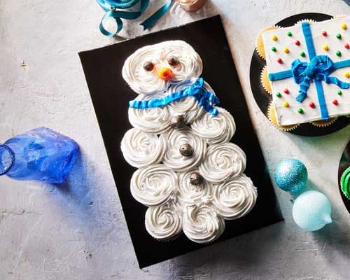 /content/dam/empire/sobeys/assets/images/uploads/2022/11/Snowman-Pull-Apart-Cake.jpg