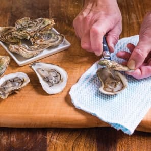 /content/dam/empire/sobeys/assets/images/uploads/2024/11/how-to-shuck-oysters.jpg
