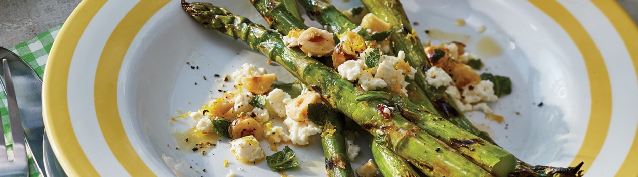 Grilled asparagus with hazelnuts feta