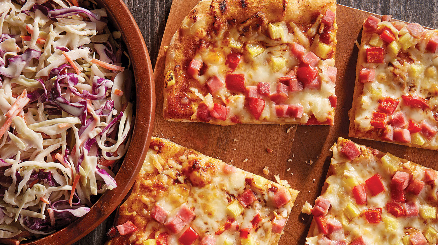 Pizza hawaïenne à saveur barbecue et salade de chou Sobeys Inc. Pizza hawaïenne à saveur barbecue et salade de chou Sobeys Inc.