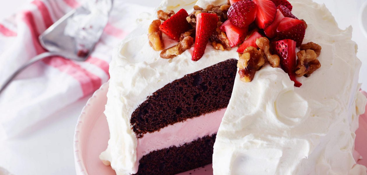 Gateau Au Yogourt Glace Choco Fraises Et Noix De Grenoble Sobeys Inc