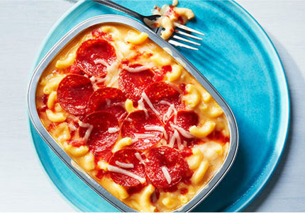 Sauce and pepperoni–topped mac ’n’ cheese on blue plate.