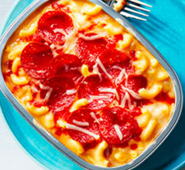 Sauce and pepperoni–topped mac ’n’ cheese on blue plate.