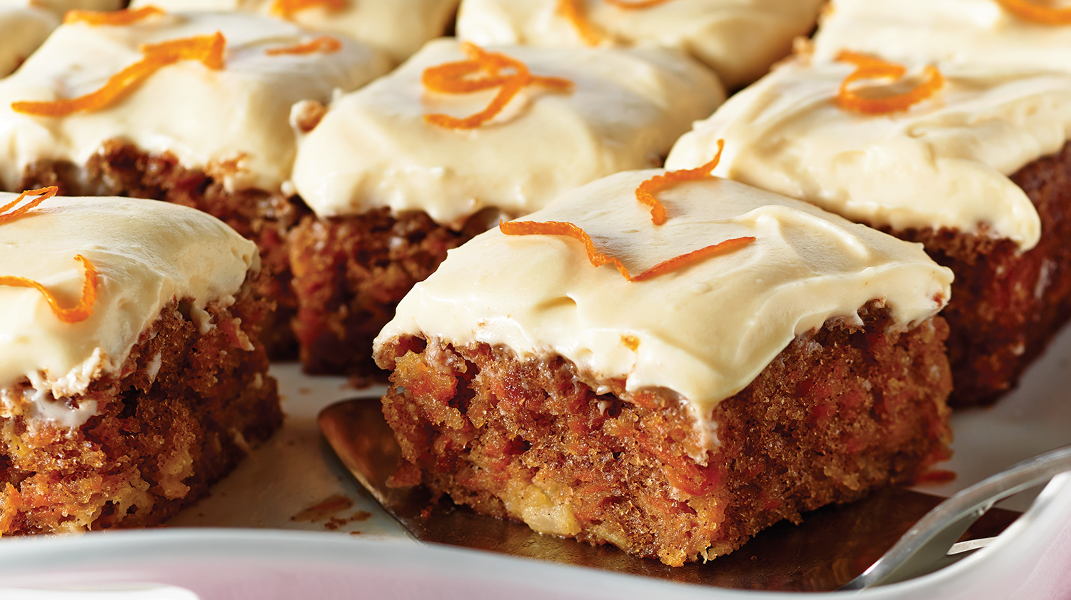 Gâteau aux carottes avec glaçace au fromage à la crème et à l’érable Sobeys Inc. Gâteau aux carottes avec glaçace au fromage à la crème et à l’érable Sobeys Inc.
