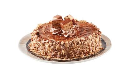 single_layer_cake_coffee_crisp Single layer cake topped with Coffee Crisp spread, chocolate whip and candy bar crumbs on a white plate.