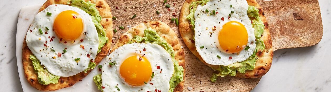 Mini avo-egg toast