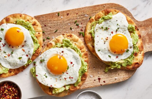Mini avo-egg toast